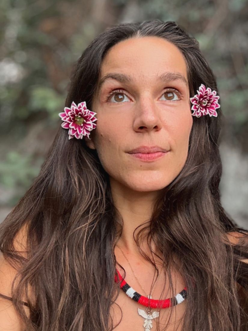 Benvinda com flores no cabelo