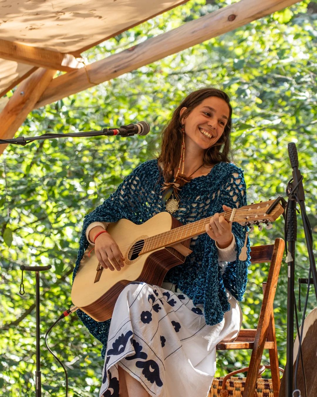 Benvinda a cantar com a guitarra num concerto ao ar livre
