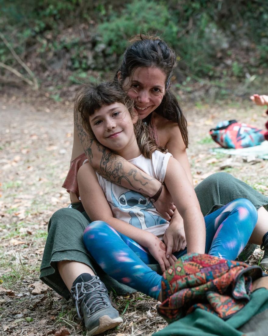Benvinda abraçada à filha