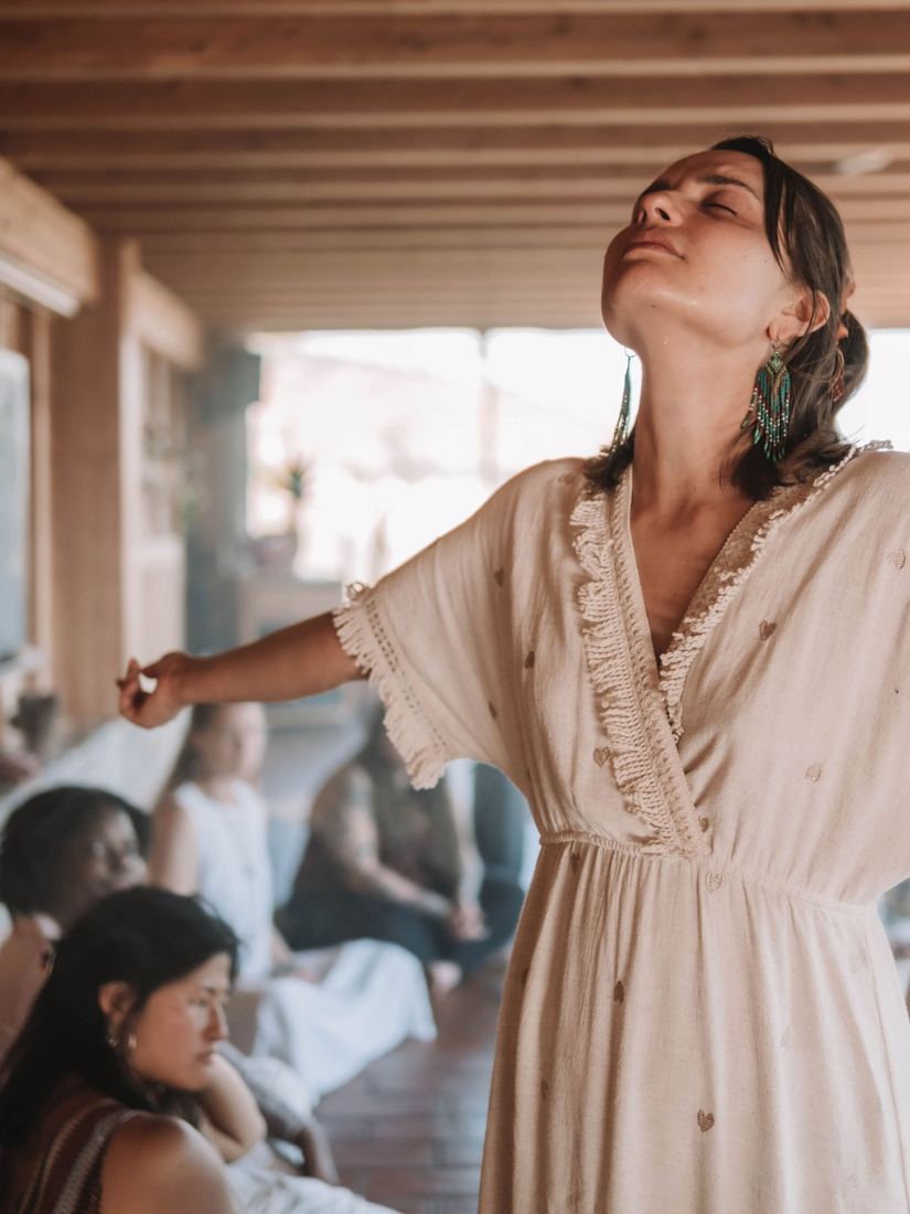 Mulheres em círculo numa cerimónia
